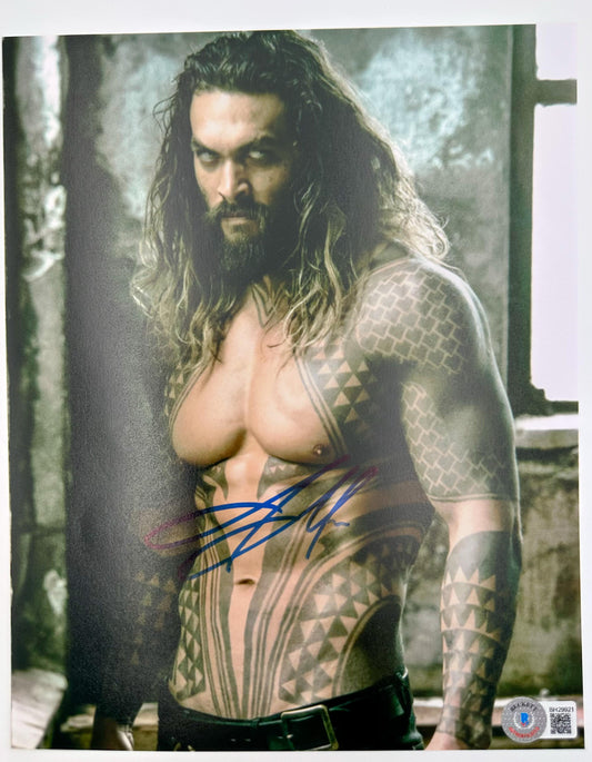 Jason Momoa Fotografía autografiada, firma certificada por la compañía Beckett con el número BH29921.