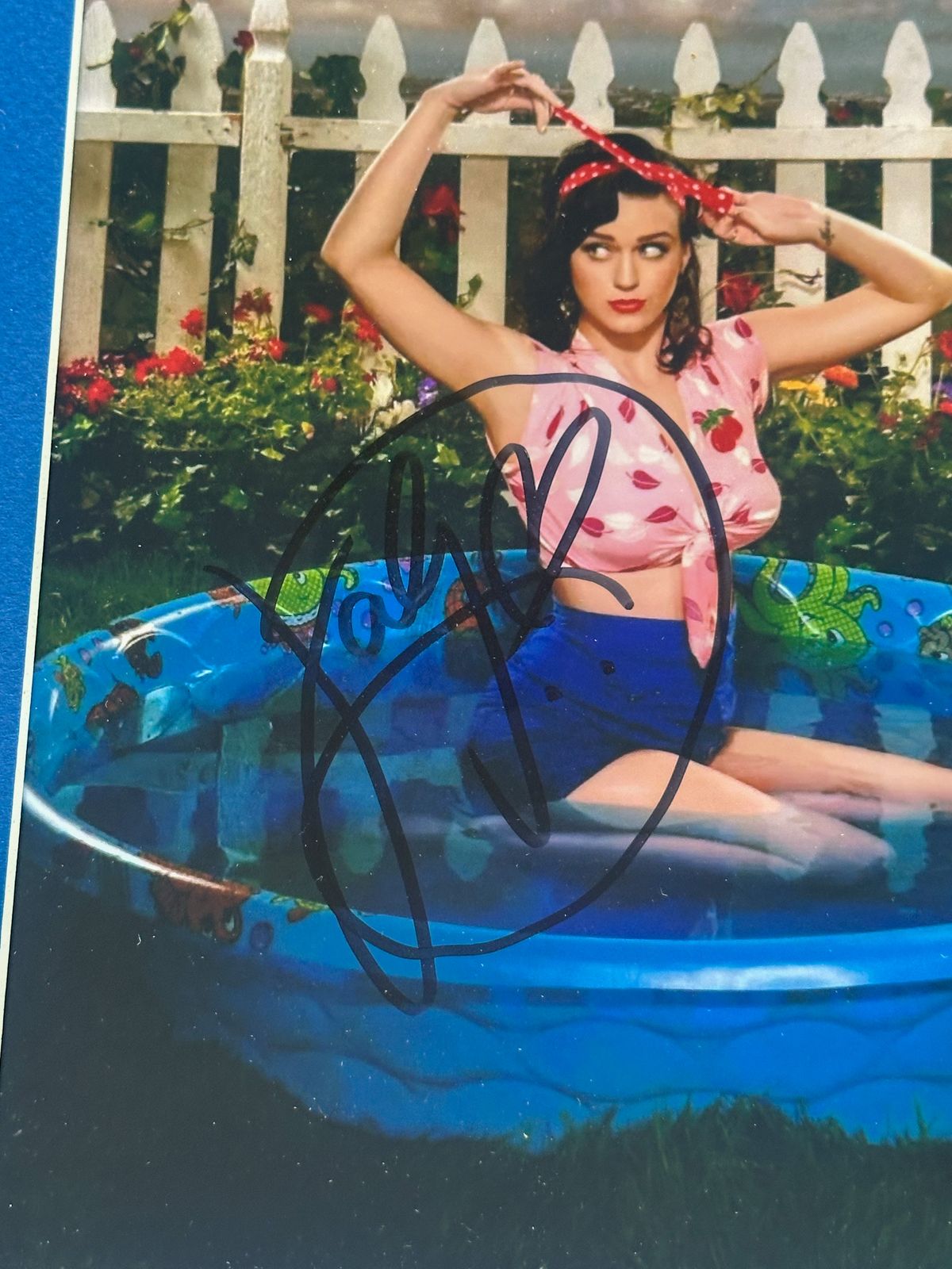 Katy Perry Fotografía Autografiada Enmarcada firma certificada por Beckett BB17163.