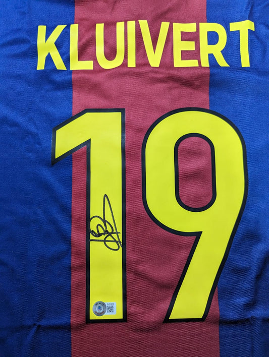 Patrick Kluivert Playera FC Barcelona autografiada firma autentificada por la compañía Beckett con el número BJ053608.