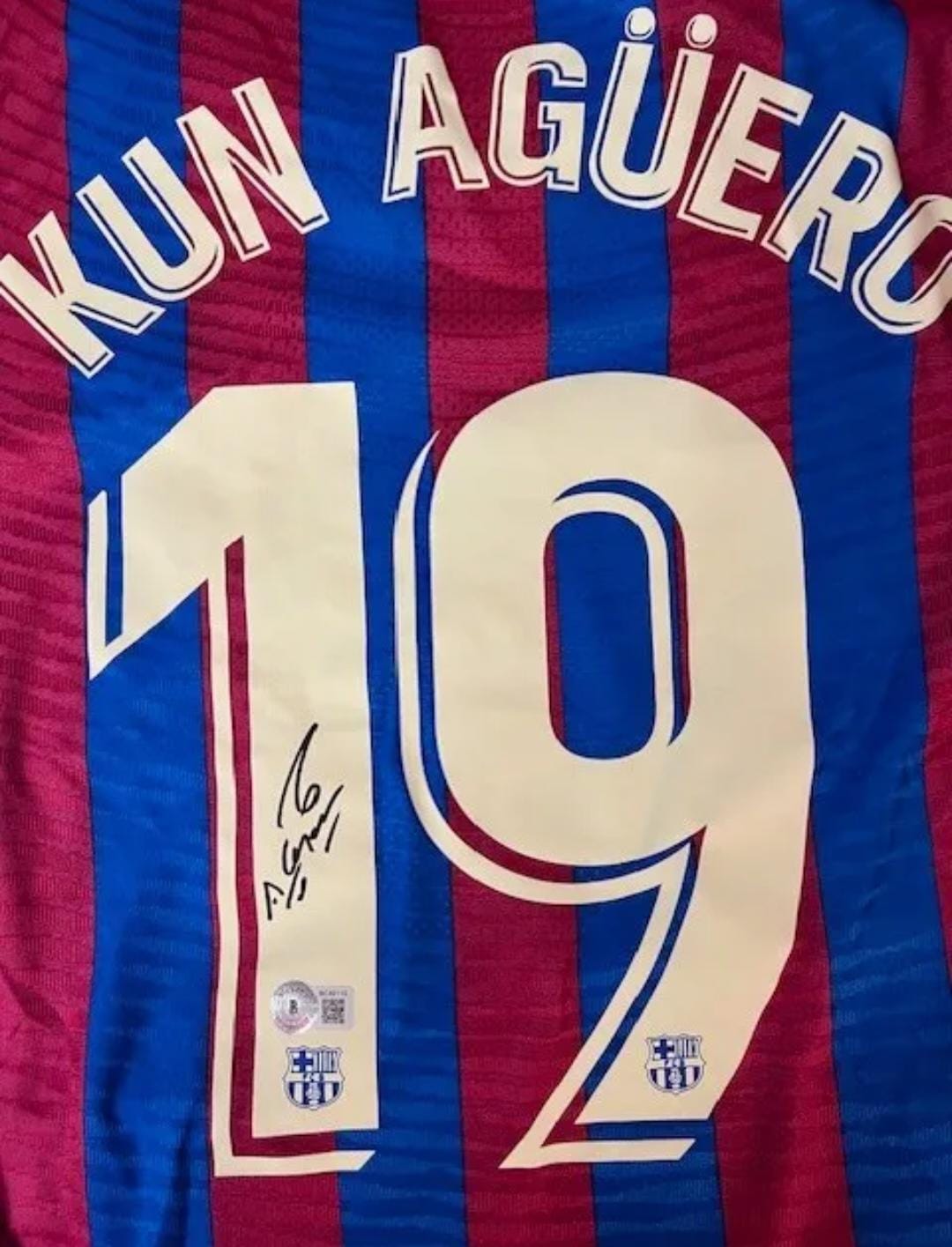 Playera autografiada por Sergio Kun Agüero firma autentificada por la compañía Beckett con el número BC49115