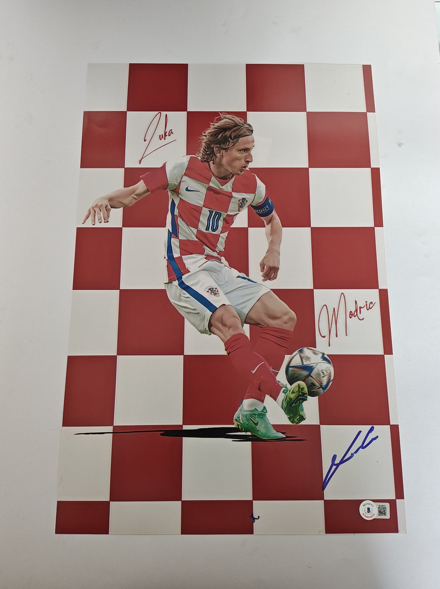 Luka Modric fotografías autografiadas Croacia certificado por Beckett BK48675, BK48676, BK48677.