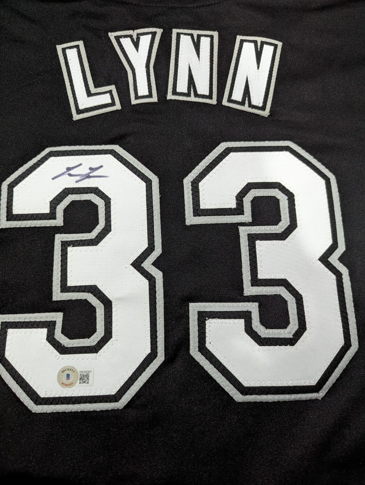 Playera autografiada por Lance Lynn firma autentificada por la compañía Beckett con el número WX49397.