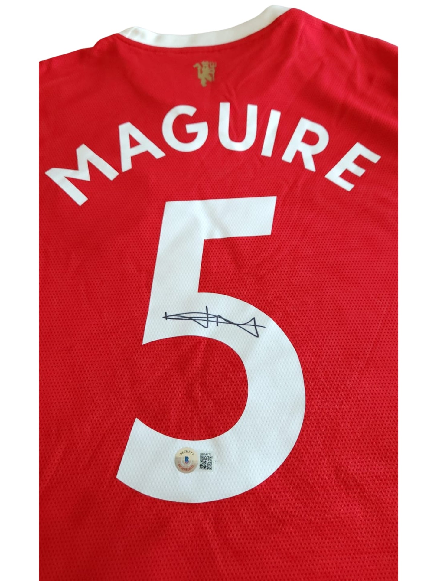 Playera autografiada por Harry Maguire firma autentificada por la compañía Beckett con el número BB94779.