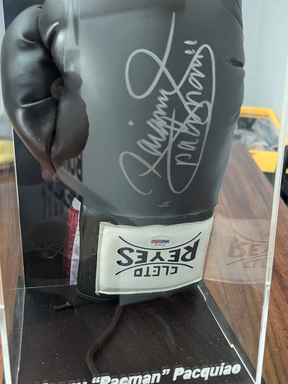 Guante autografiado por Manny Pacquiao, firma certificada por la compañía PSA/DNA con el número AC44735