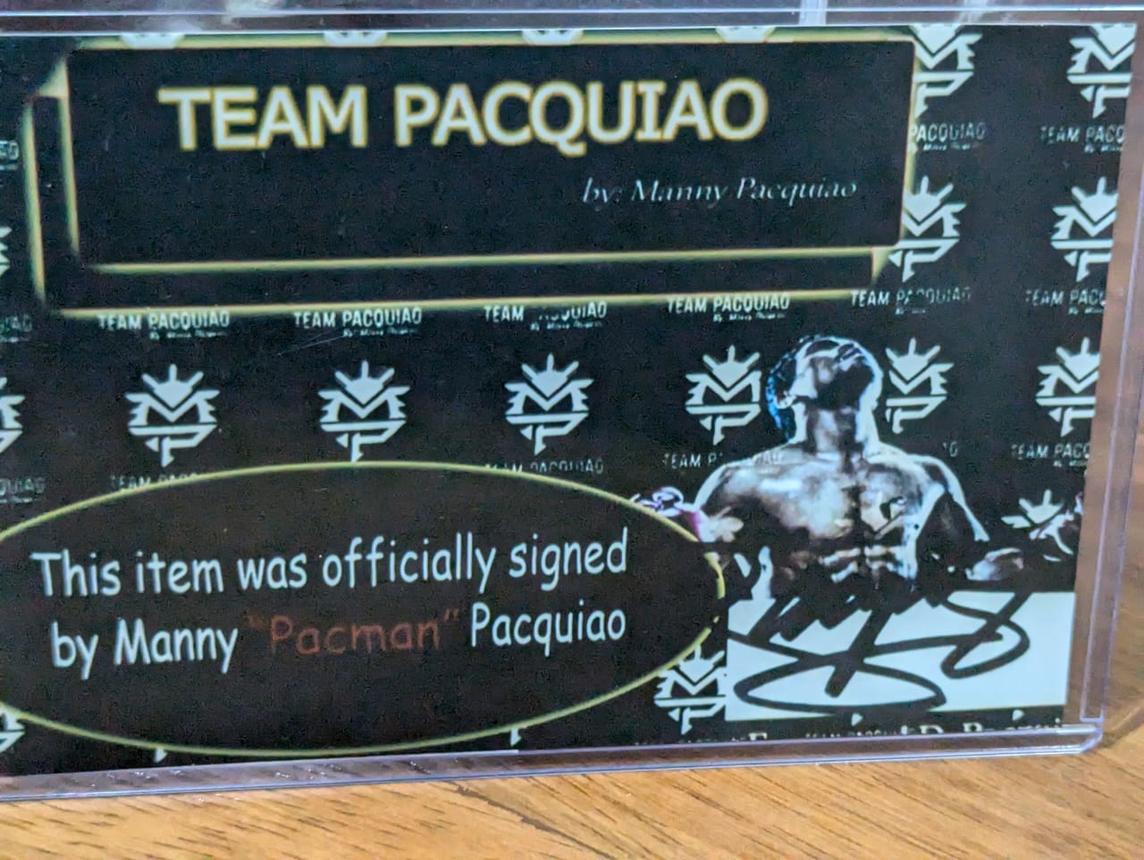 Guante autografiado por Manny Pacquiao, firma certificada por la compañía PSA/DNA con el número AC44735