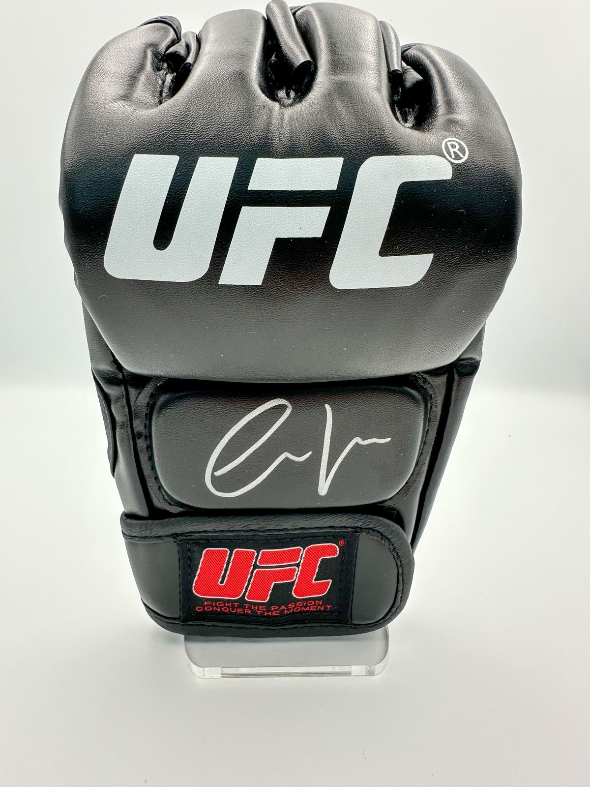 Connor McGregor Guantes MMA (UFC) autografiados, firma certificada por la compañía Beckett.