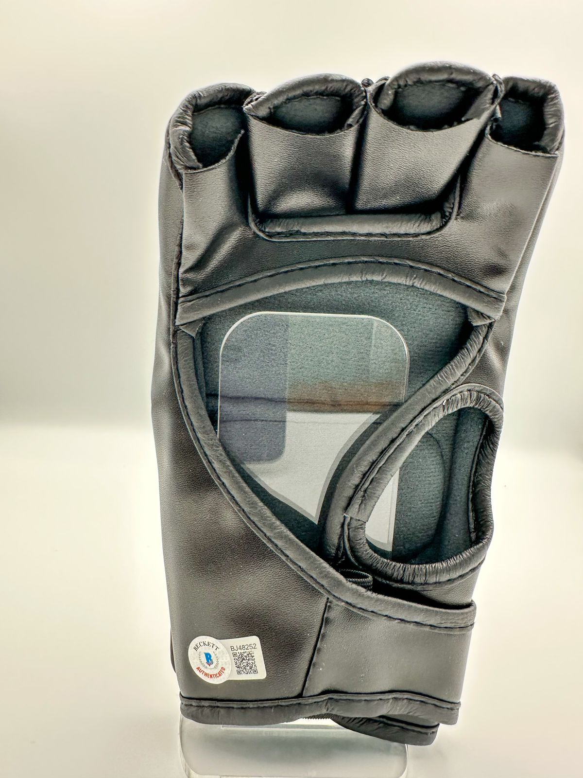 Connor McGregor Guantes MMA (UFC) autografiados, firma certificada por la compañía Beckett.
