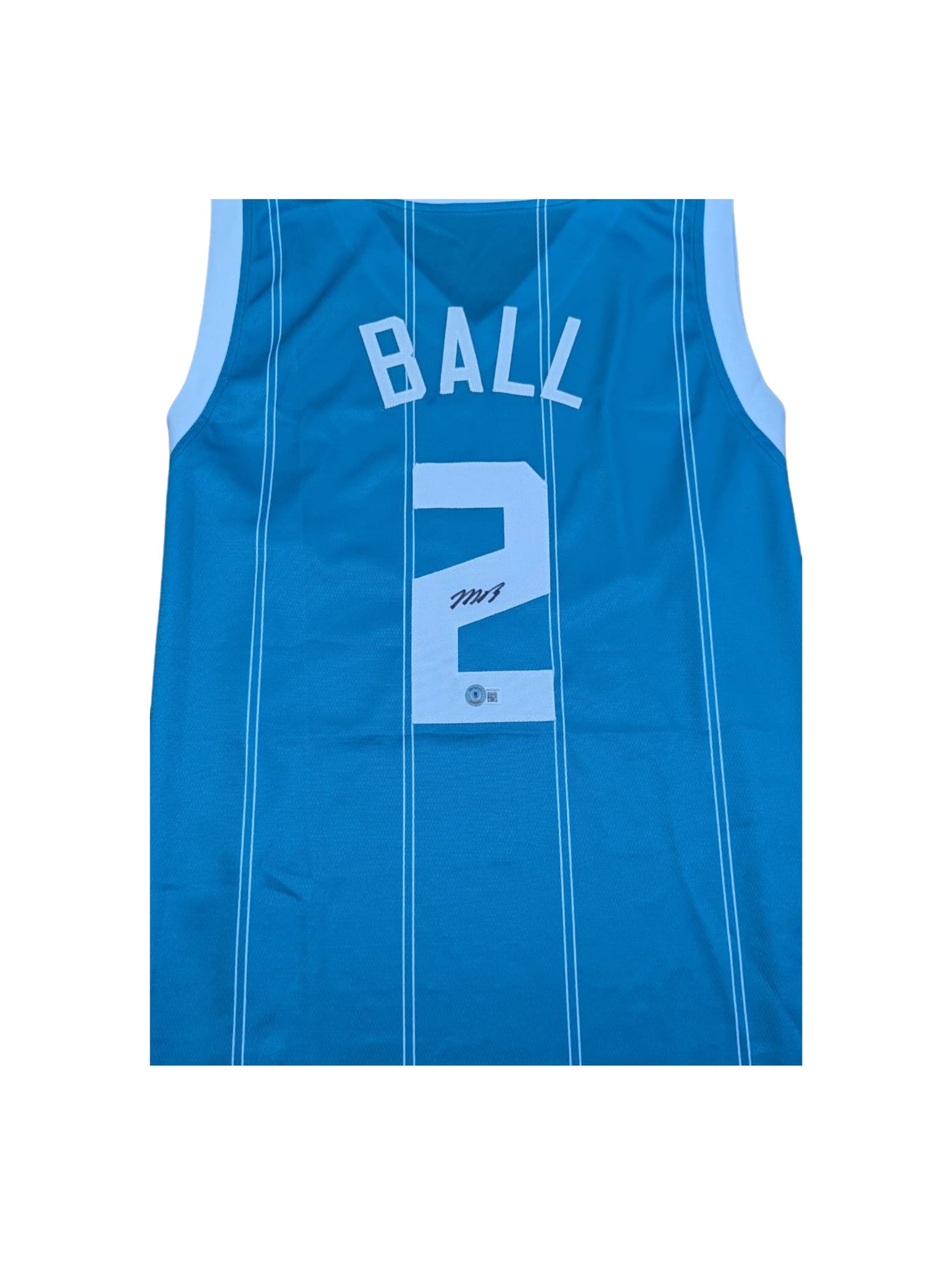 Playera autografiada por Lamelo Ball firma autentificada por la compañía Beckett con el número WY53575.