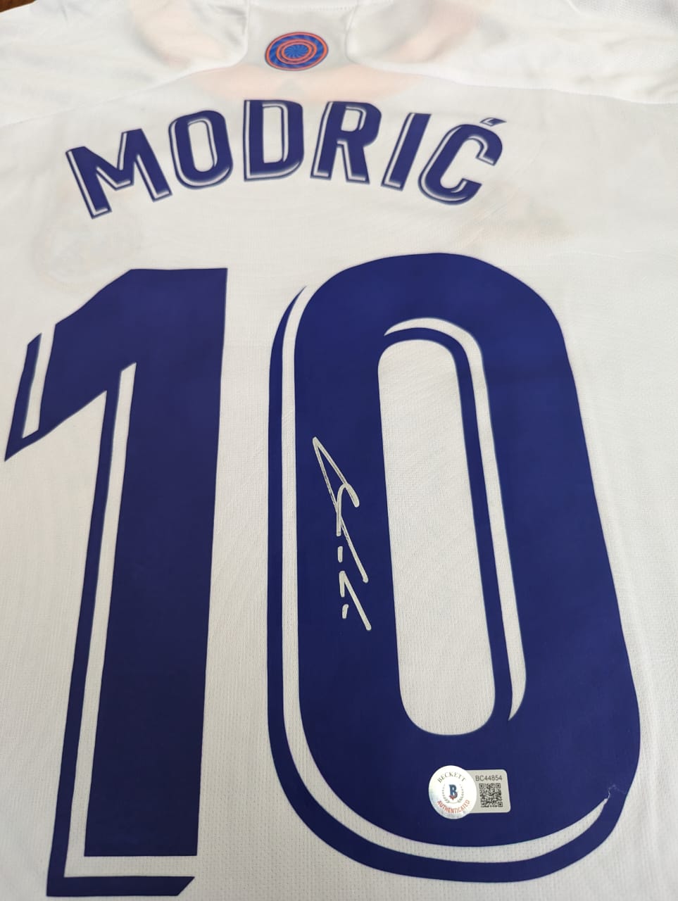 Playera autografiada por Luka Modric firma autentificada por la compañía Beckett con el número BC44854.