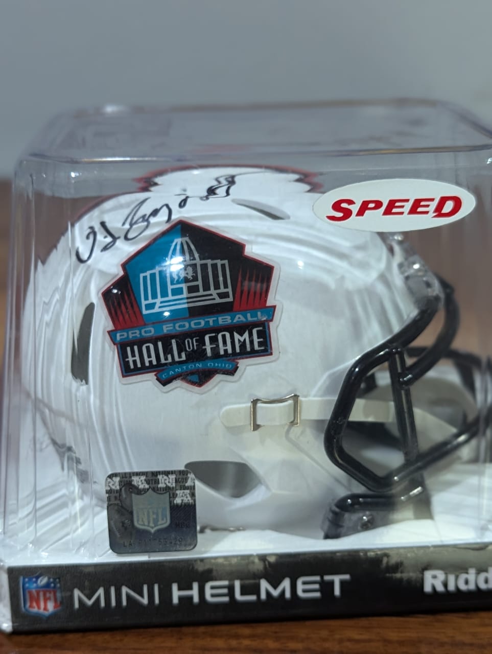 Mini Casco firmado Hall of Fame por O.J. Simpson certificado por JSA WA221316.