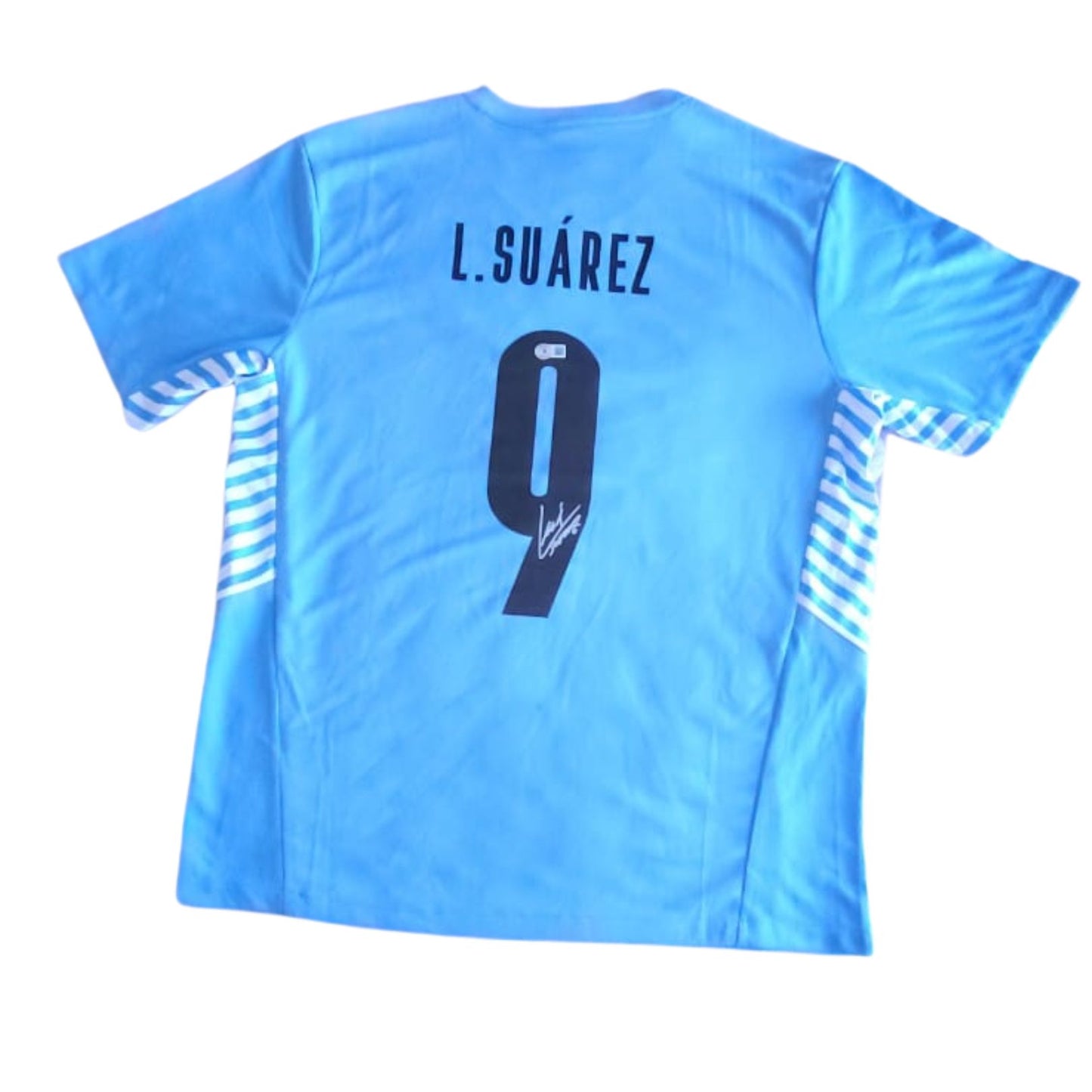 Playera autografiada por Luis Suárez firma autentificada por la compañía Beckett con el número WS03427.