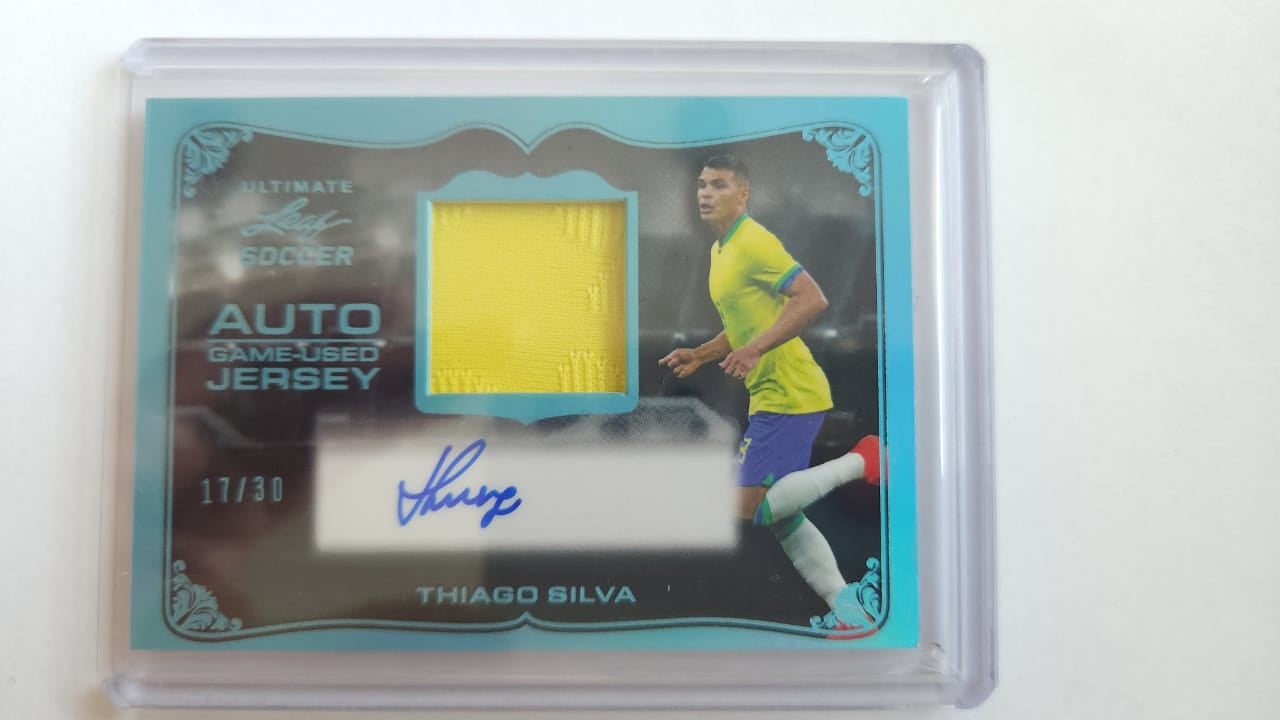 Tarjeta de Thiago Silva, en el frente de la tarjeta encontrarás pieza de playera utilizada durante el juego, edición limitada 17/30.