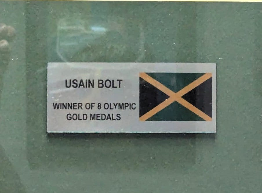 Usain Bolt Playera Autografiada Enmarcada Firma Certificada por Beckett BE73957.