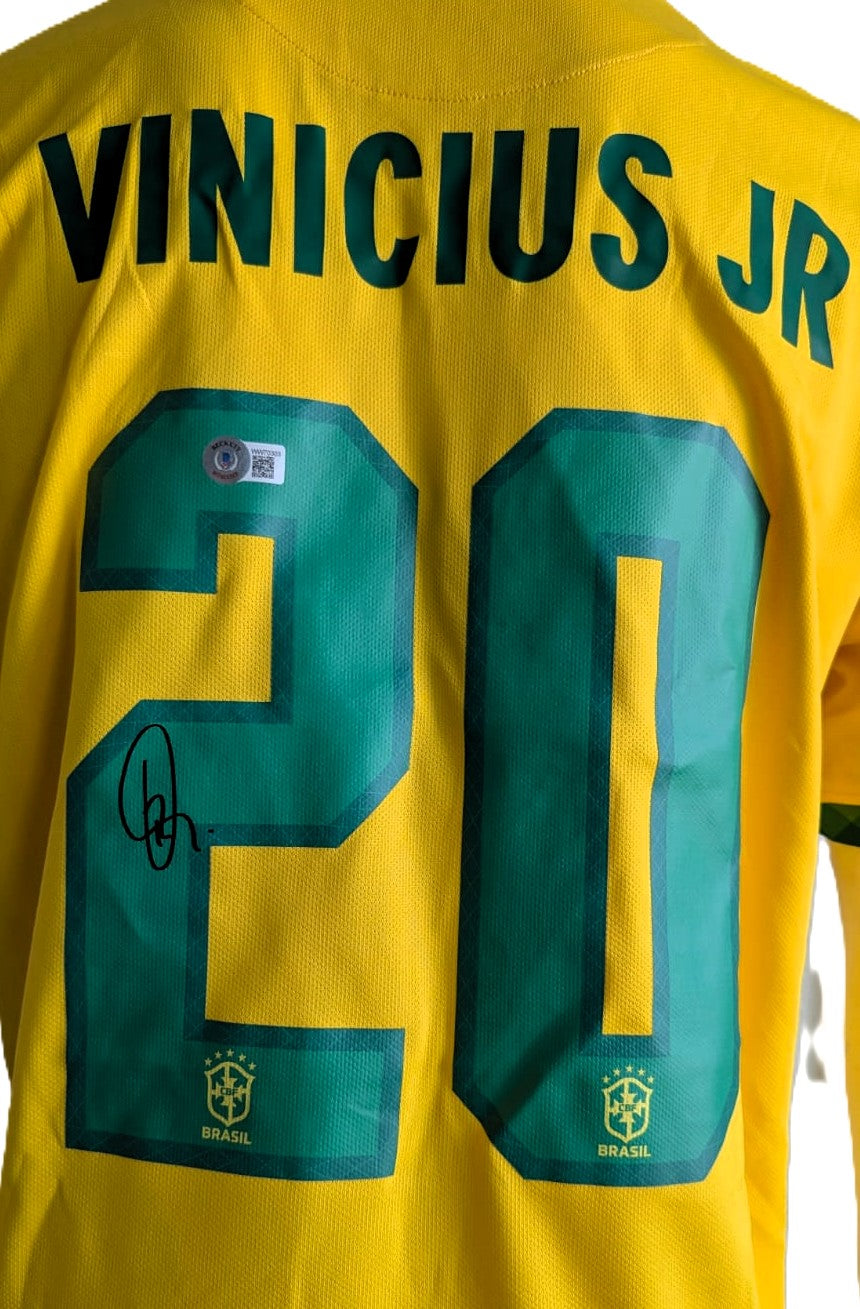Vinicius Jr. Playera Brasil autografiada, firma certificada por Beckett WW70303.