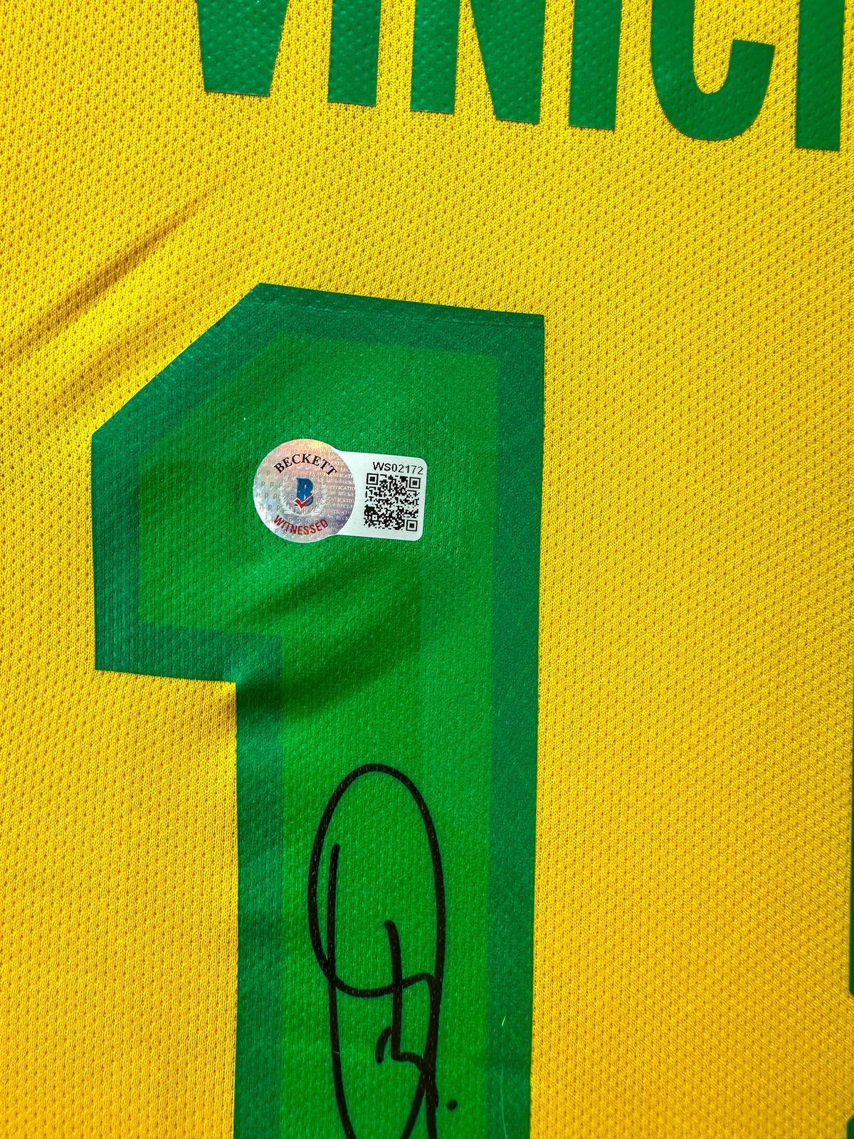 Vinicius Jr. Playera Brasil autografiada Enmarcada certificada por Beckett WS02172.