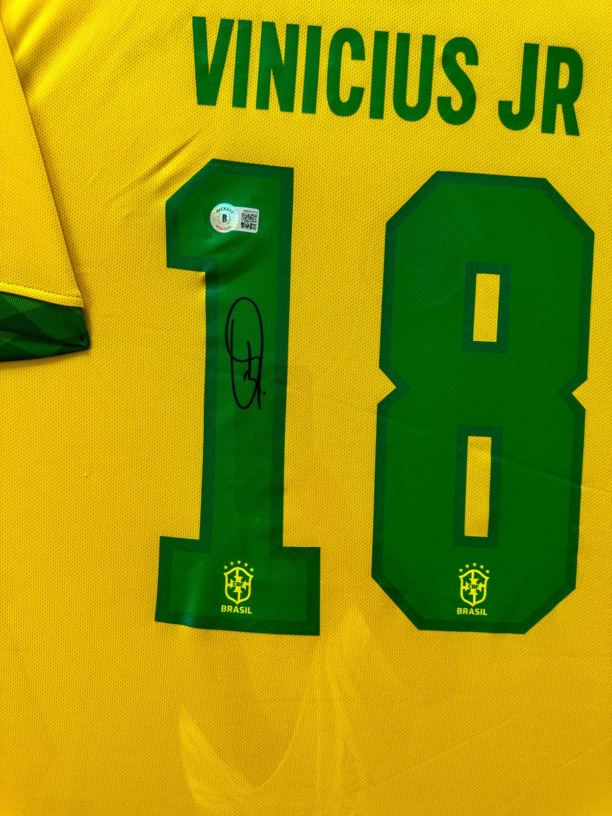 Vinicius Jr. Playera Brasil autografiada Enmarcada certificada por Beckett WS02172.