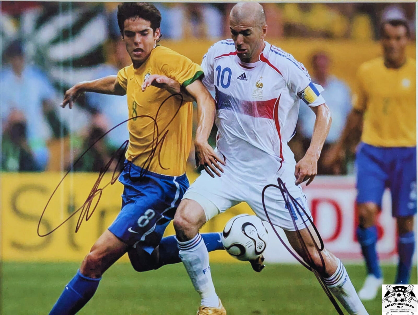 Zinedine Zidane y Kaka Foto autografiada Enmarcada firma autentificada por la compañía PSA con el número X03823.