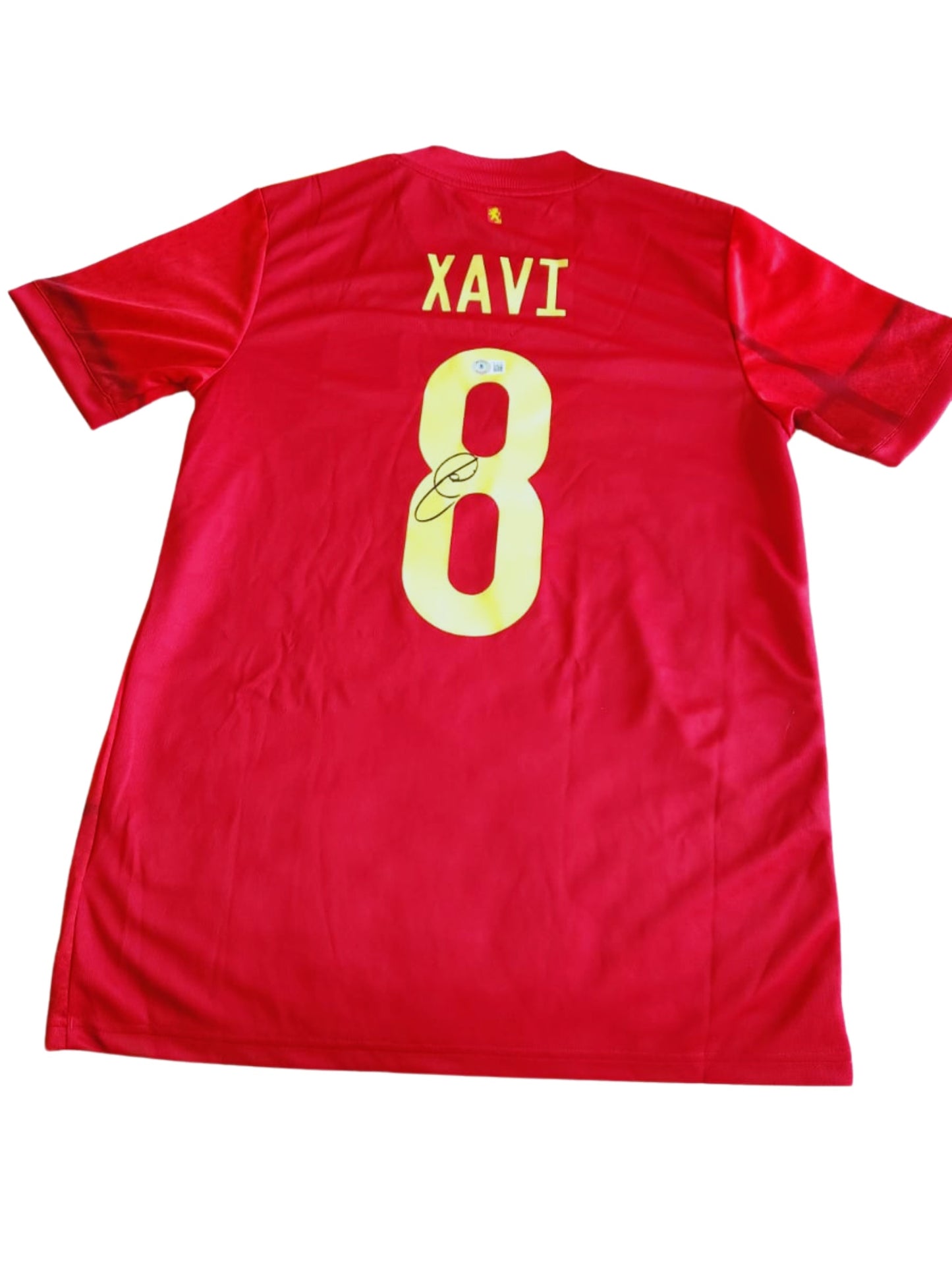 Playera autografiada por Xavi Hernández firma autentificada por la compañía Beckett con el número WU79733.