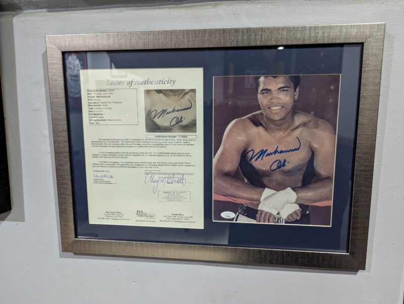 Muhammad Ali Fotografía autografiada, firma certificada por la compañía JSA con el número YY40066.