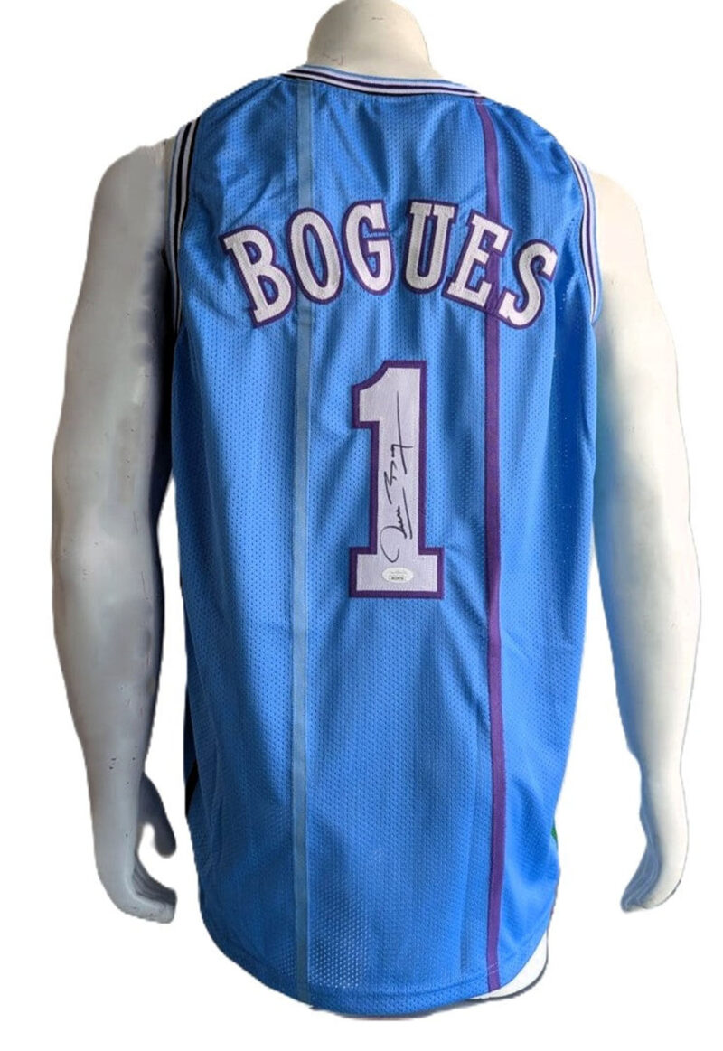 Muggsy Bogues Playera Charlotte autografiada firma autentificada por la compañía JSA con el número WA530706