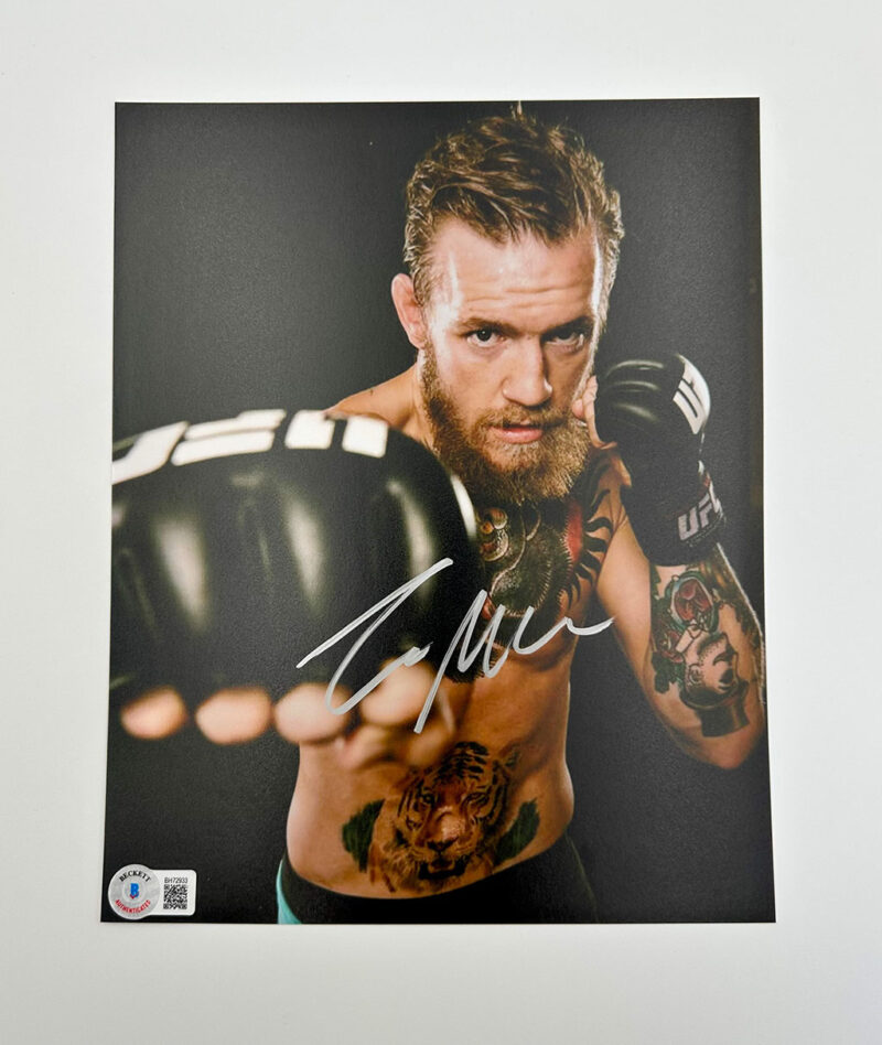 Conor McGregor, Fotografía autografiada, UFC, firma certificada por la compañía Beckett con el número BH72933.