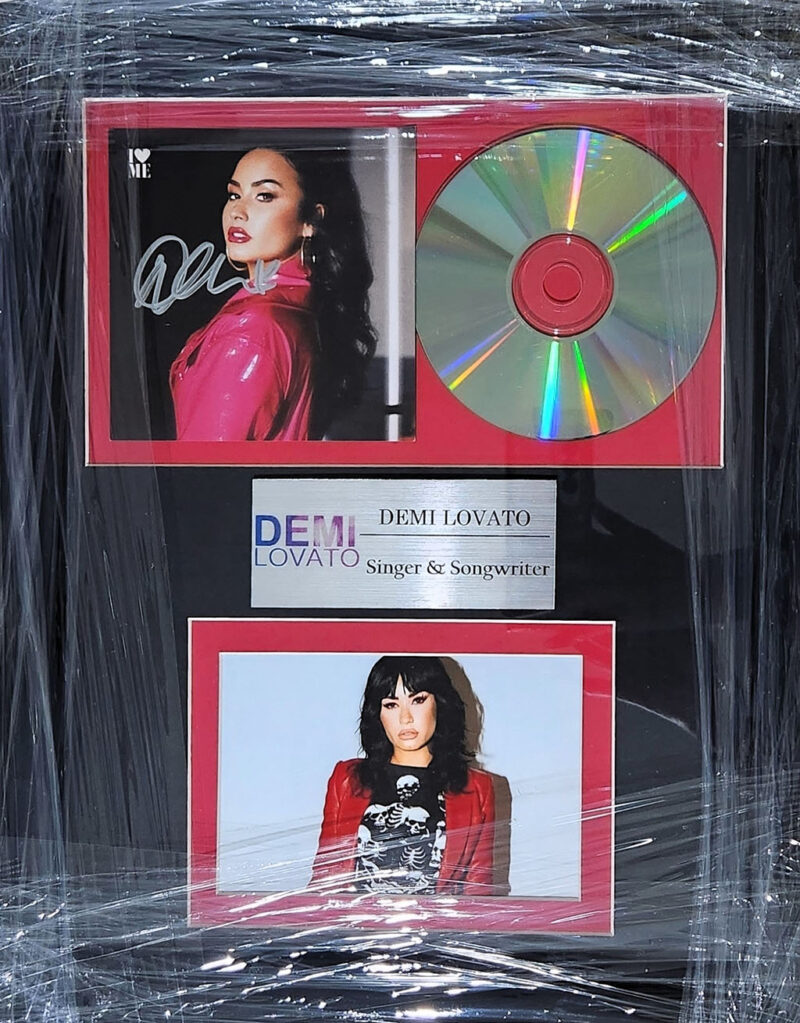 Demi Lovato autógrafo en portada de disco I ♥ Me  enmarcado certificado JSA AW19041