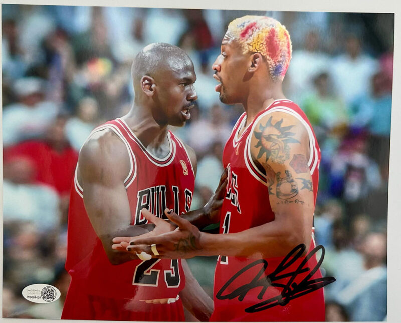 Dennis Rodman Fotografía Autografiada junto a Jordan Bulls certificada por JSA WB884429