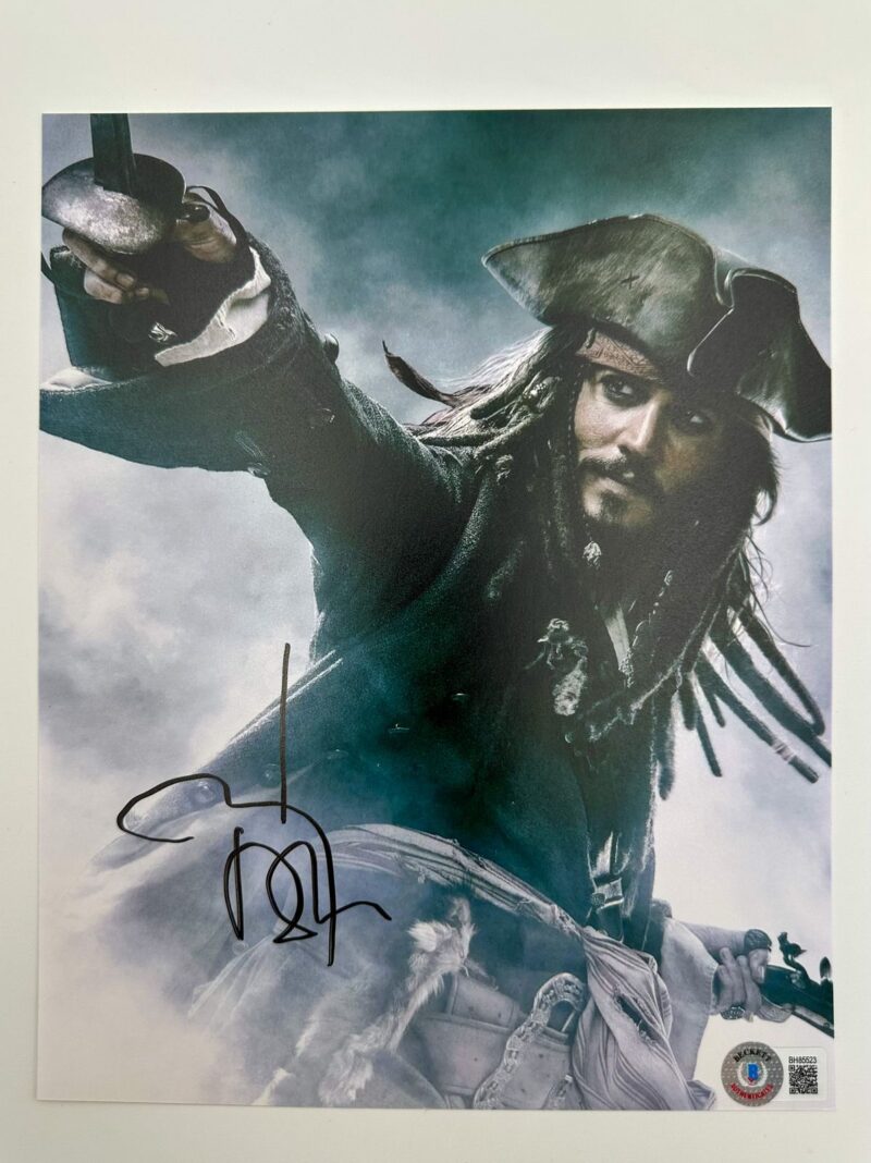 Johnny Depp Fotografía autografiada “Jack Sparrow, firma certificada por la compañía Beckett con el número BH85523.