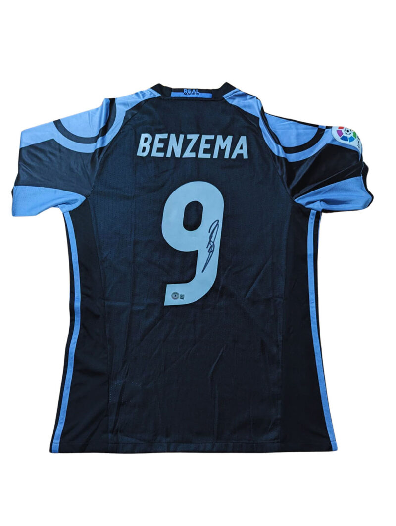 Karim Benzema Playera Real Madrid autografiada firma autentificada por la compañía Beckett con el número BB31296.