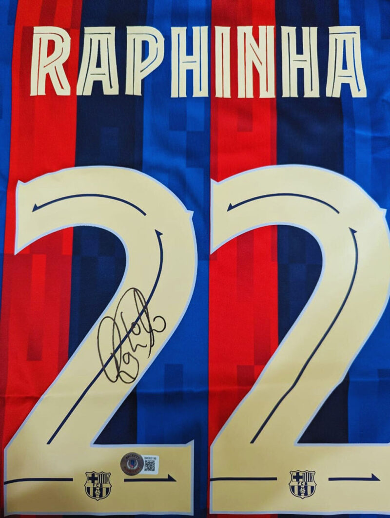 Raphinha Playera FC Barcelona autografiada firma autentificada por la compañía Beckett con el número BH062196.