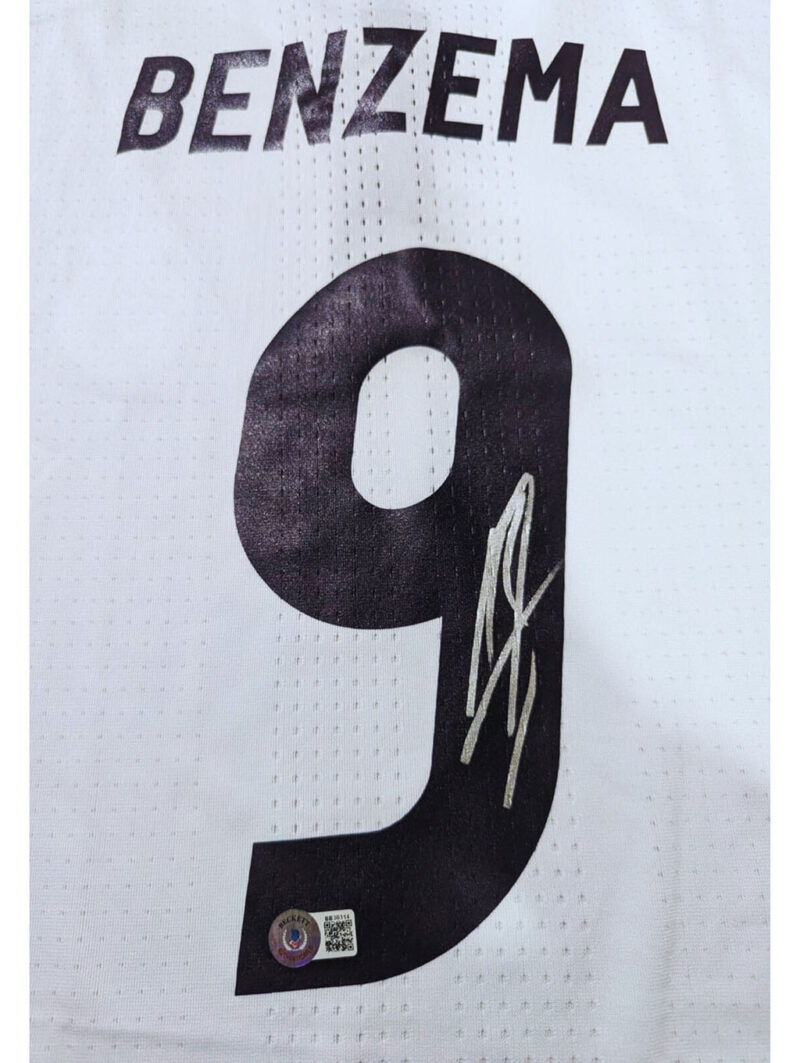 Karim Benzema Playera autografiada firma autentificada por la compañía Beckett con el número BB30314