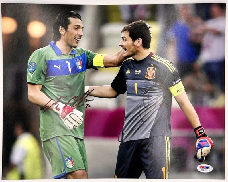 Iker Casillas y Gianluigi Buffon Fotografía España vs Italia Autografiada certificado PSA X90475.