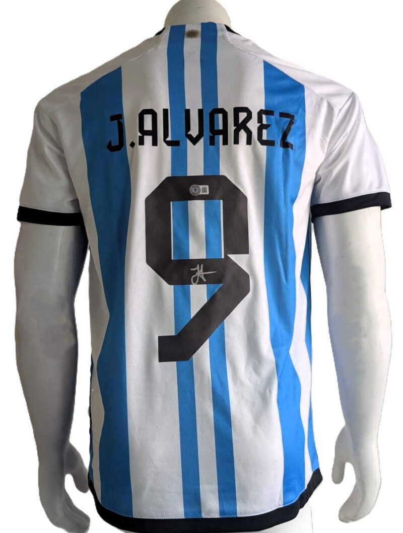 Julián Álvarez Playera Argentina autografiada, firma certificada por la compañía Beckett con el número W218893.