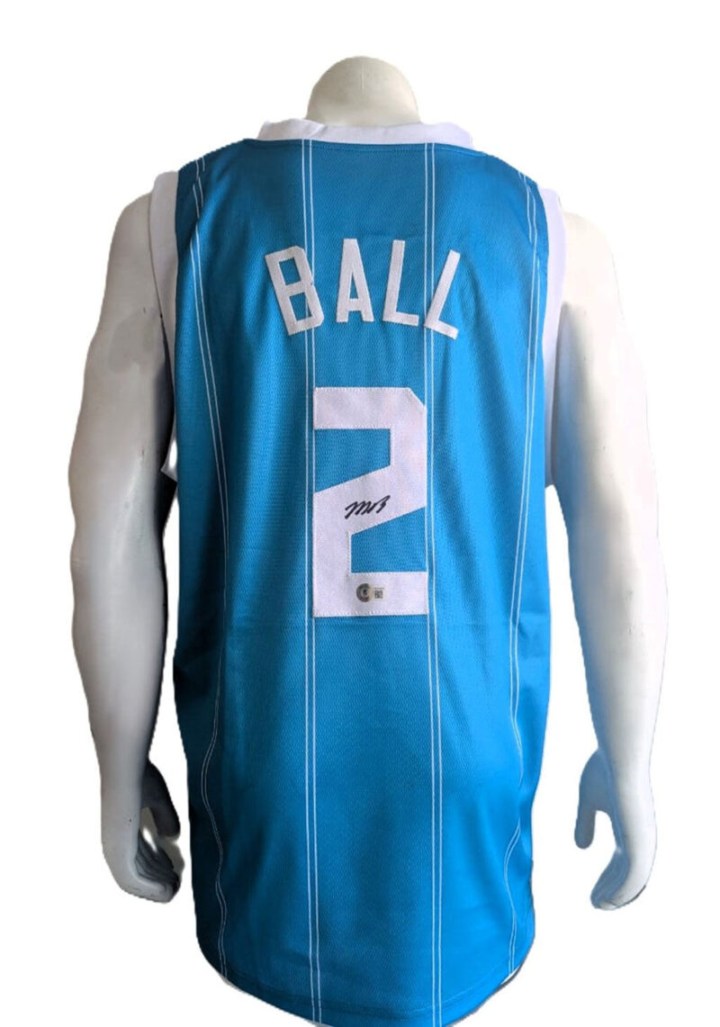 Lamelo Ball Playera Charlotte autografiada firma autentificada por la compañía Beckett con el número WY53575.