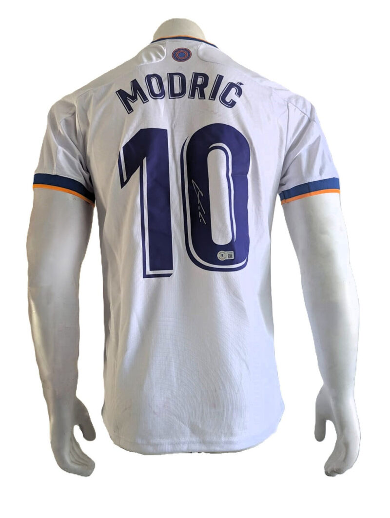 Luka Modric Playera Real Madrid autografiada firma autentificada por la compañía Beckett con el número BC44854.