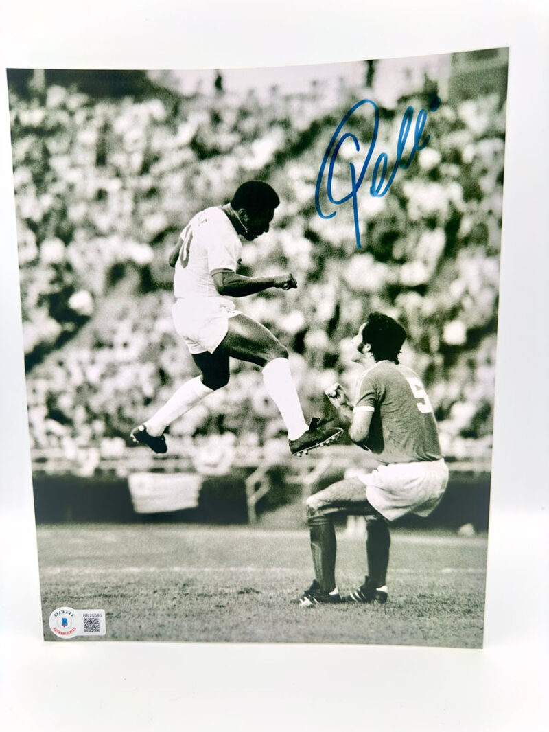 Pele Brincando Trofeo Fotografía autografiada firma certificada por Beckett BB25345.