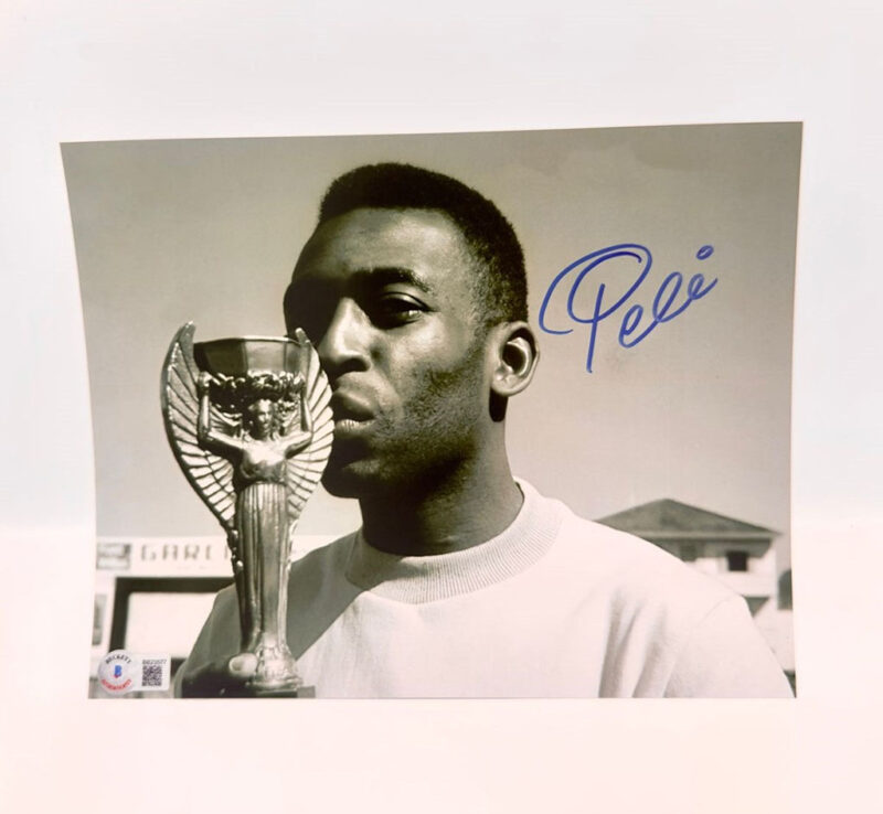 Pele Besando Trofeo Fotografia Autografiada Beckett BB23577.