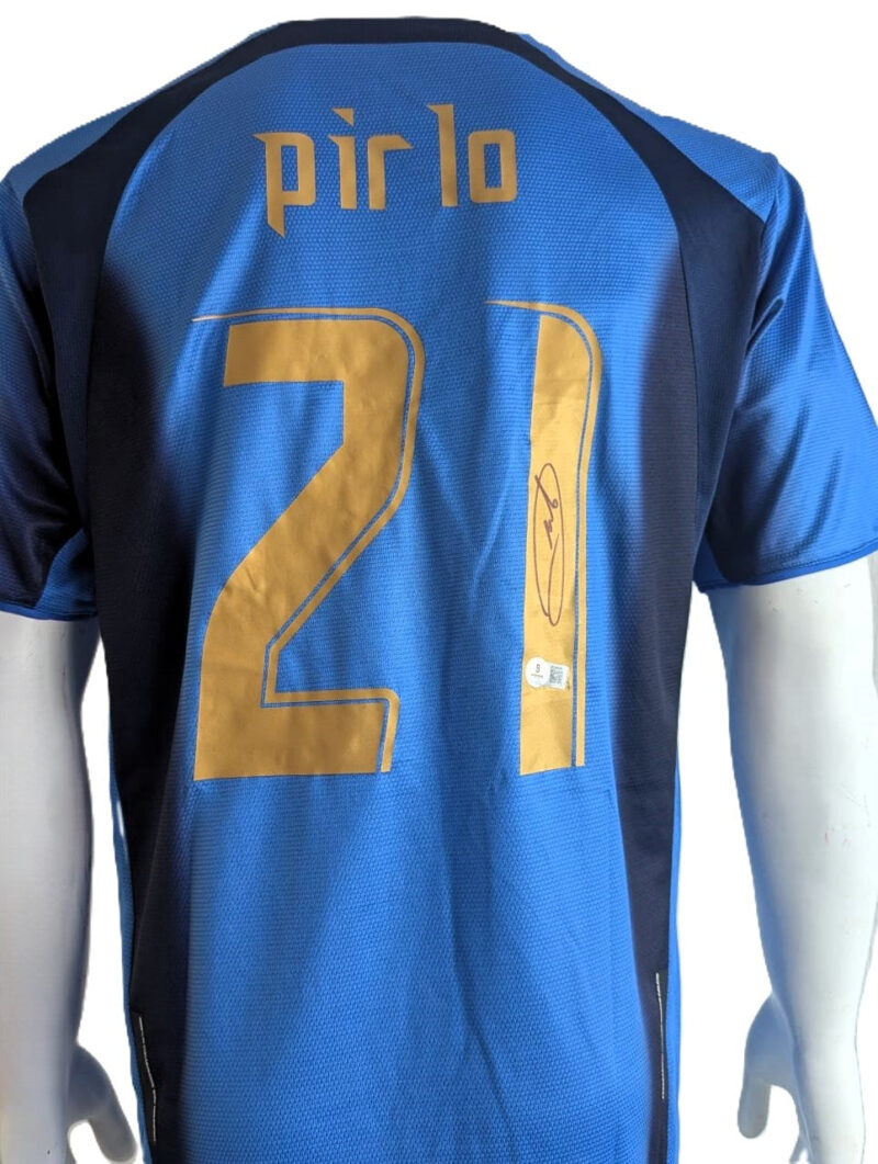 Andrea Pirlo Playera Italia autografiada, firma certificada por la compañía Beckett con el número BQ46096