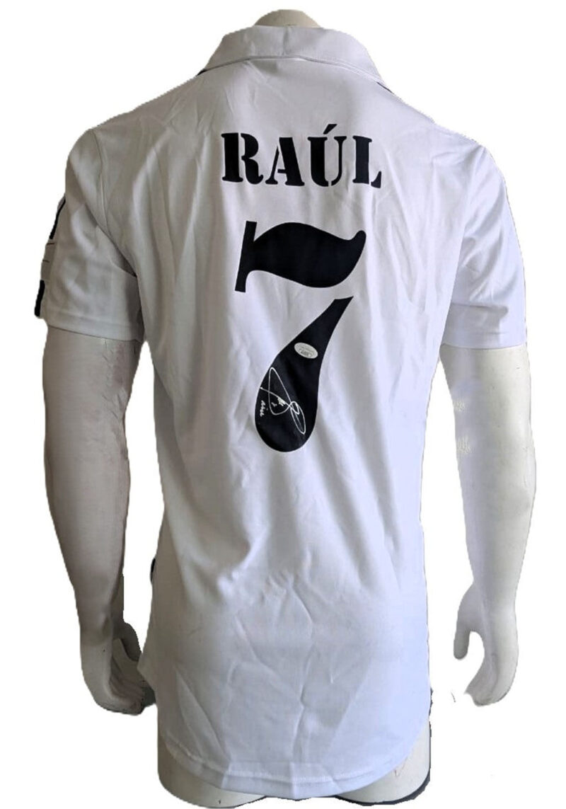 Raúl González Playera Real Madrid autografiada firma autentificada por la compañía JSA con el número AJ22370
