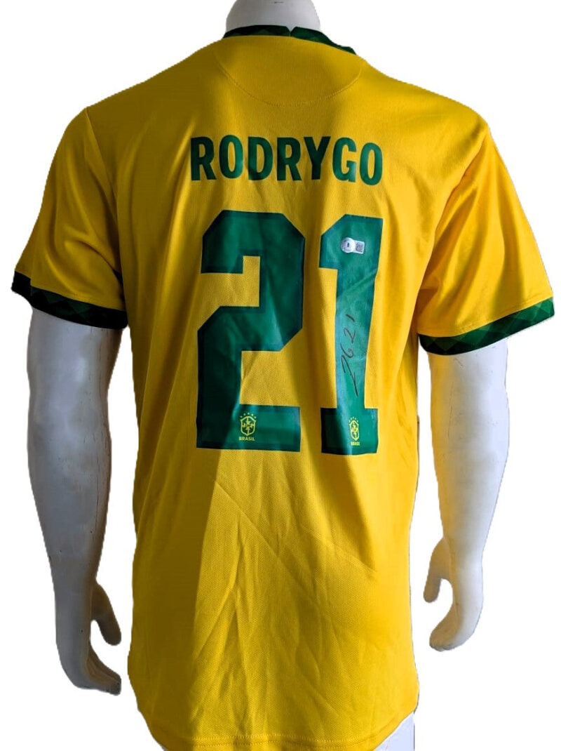 Rodrygo Playera Brasil autografiada, firma certificada por la compañía Beckett con el número WS05935.