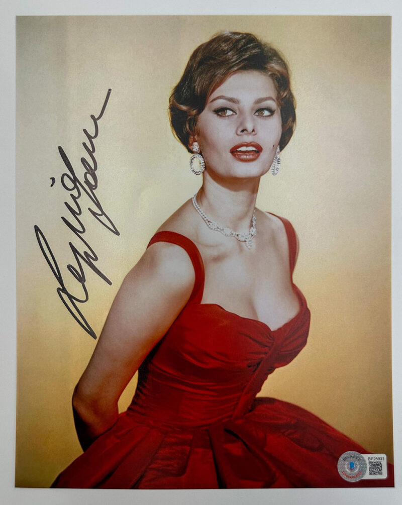 Sophia Loren Fotografía autografiada, firma certificada por la compañía Beckett con el número BF25931.