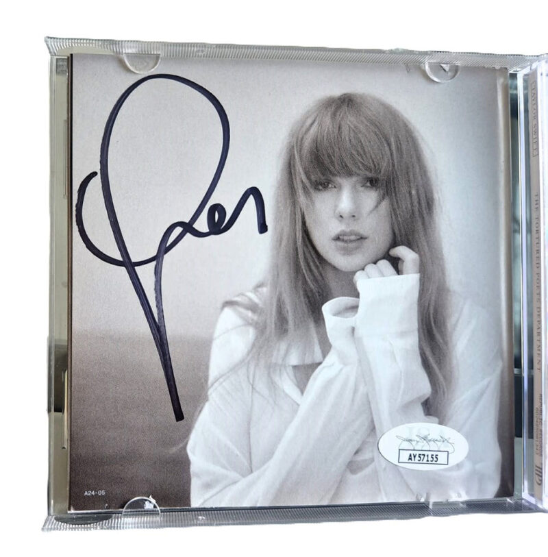 Taylor Swift Cd Autografiado, firma autenticada por JSA con número AY57155