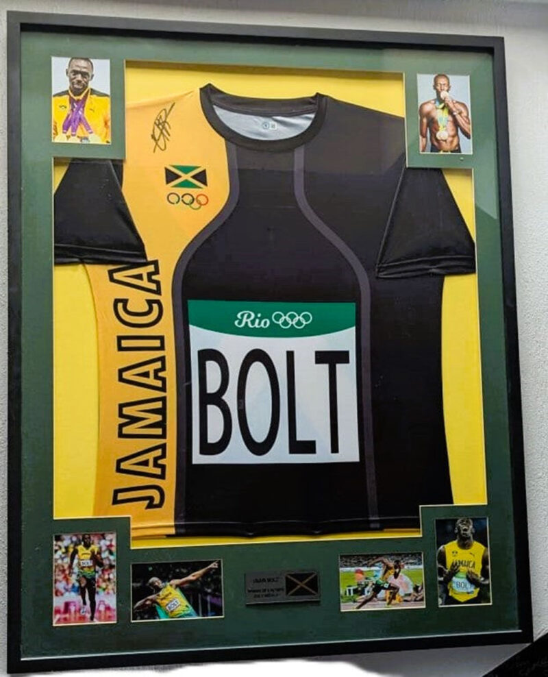 Usain Bolt Playera Autografiada Enmarcada Firma Certificada por Beckett BE73957.