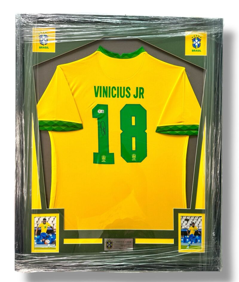 Vinicius Jr. Playera Brasil autografiada Enmarcada certificada por Beckett WS02172.