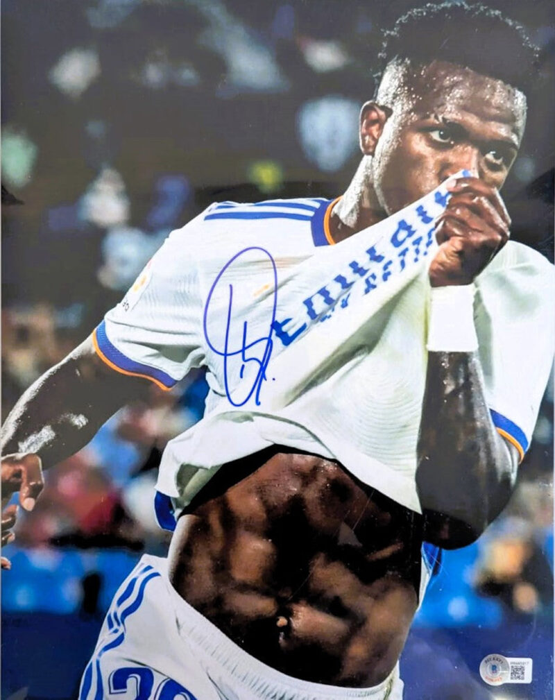 Vinicius Jr Fotografía Autografiada Real Madrid firma certificada por Beckett WW45917