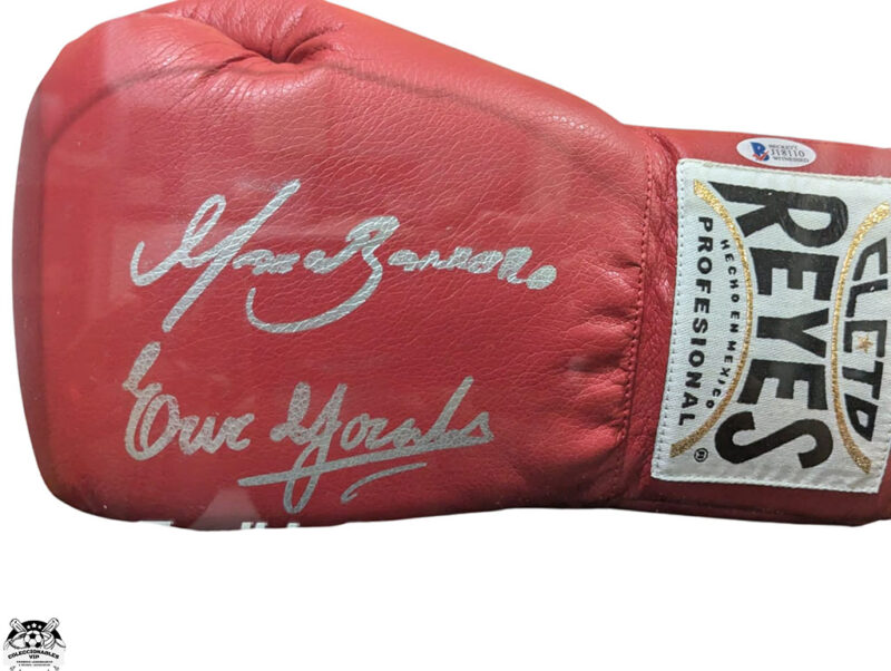 Marco Antonio Barrera y Erick “El terrible” Morales Guante autografiado, firma certificada por la compañía Beckett con el número J18110.