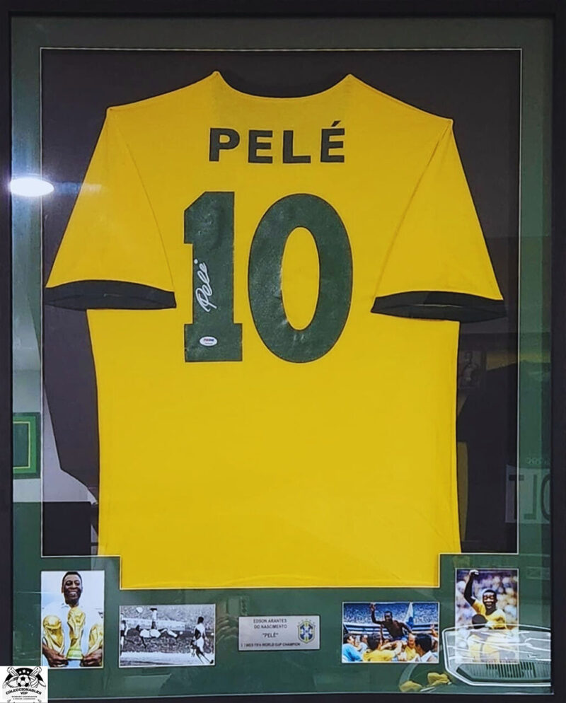 Pele Playera Brasil autografiada Enmarcada firma autentificada por la compañía PSA / DNA con el número 7A55620.