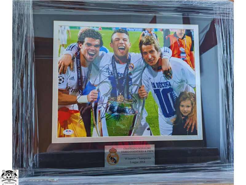 Cristiano Ronaldo CR7 y Fabio Foto Real Madrid autografiada Enmarcada firma autentificada por la compañía PSA con el número AG82366.