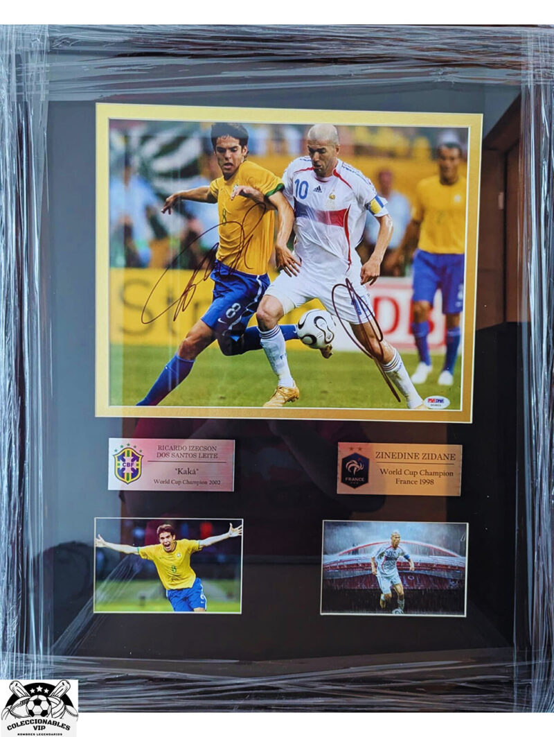 Zinedine Zidane y Kaka Foto autografiada Enmarcada firma autentificada por la compañía PSA con el número X03823.