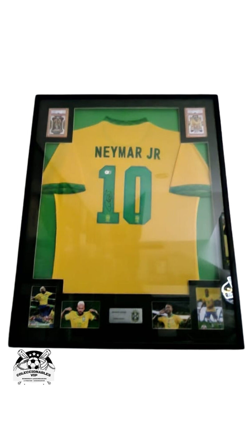 Neymar Jr Playera autografiada con tarjetas Enmarcada firma autentificada por la compañía Beckett con el número WS01055.